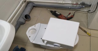 Установка напольного унитаза в чернушке: монтаж под ключ от СантехДомЧрш от 5299 рублей.