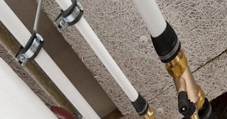 Замена труб водоснабжения в квартире: цена от 2120 руб. - СантехДомЧрш